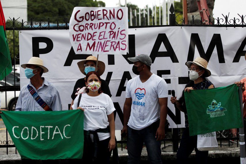 Varias personas participaron en una manifestación contra de la minería hoy