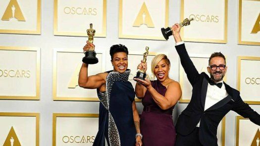Sergio López-Rivera recibió, junto a sus compañeras Mia Neal y Jamika Wilson, el galardón dedicado al mejor maquillaje y peluquería por La madre del blues, una nueva colaboración del profesional español con la renombrada Viola Davis.