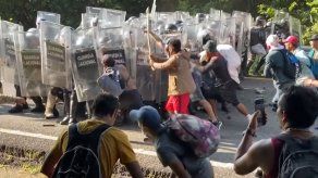 Violento choque entre migrantes y militares en México