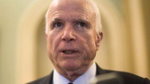 McCain dice que Trump debe disculparse con los veteranos