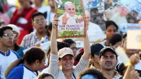 Multitud emocionada recibe al papa en parque de Guayaquil Multitud emocionada recibe al papa en parque de Guayaquil