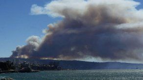 Declaran alerta roja y evacúan viviendas por incendio forestal en Valparaíso