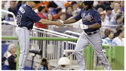 Justin Upton impulsa a Bravos sobre los Marlins
