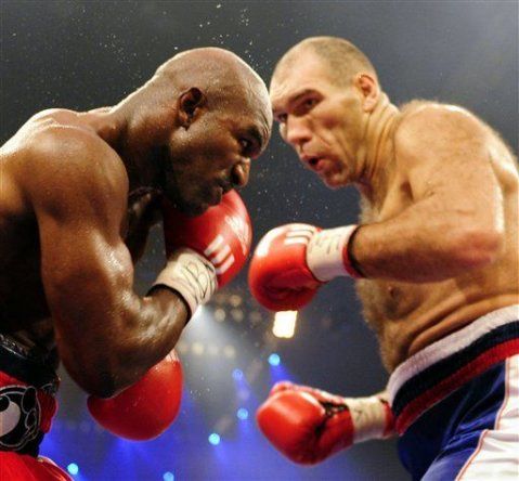 Valuev supera a Holyfield por decisión mayoritaria