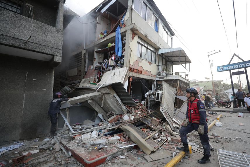 Miembros de los servicios de emergencia revisan uno de los bloques de viviendas dañados por los terremotos, en la localidad de Catia La Mar, en el estado costero de La Guaira (Venezuela) este jueves.