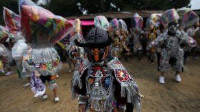 Con danzas coloniales