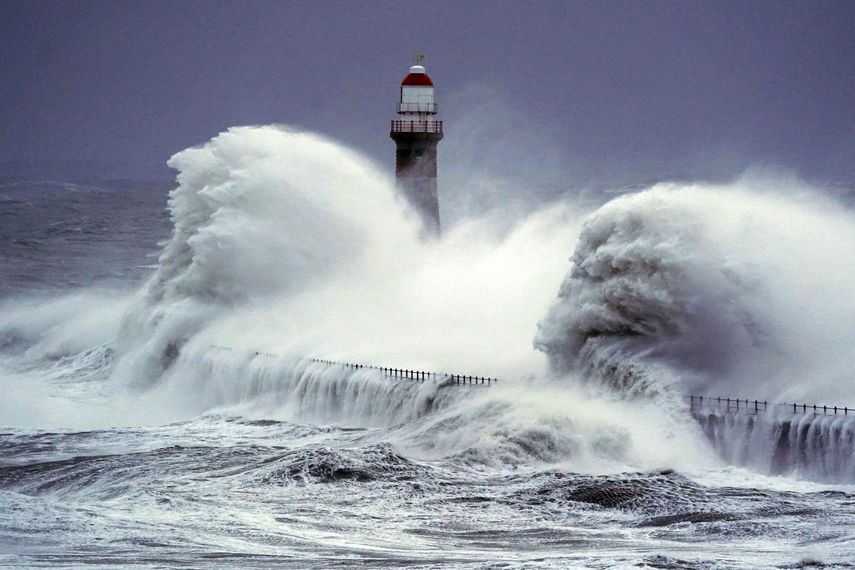 La tormenta provocó cortes de electricidad y un gran oleaje.