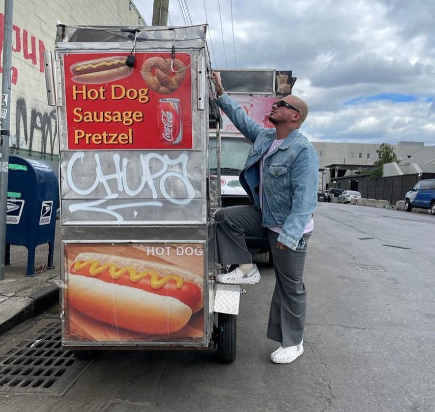 J Balvin con carrito de Hot Dog por el comentario de Residente