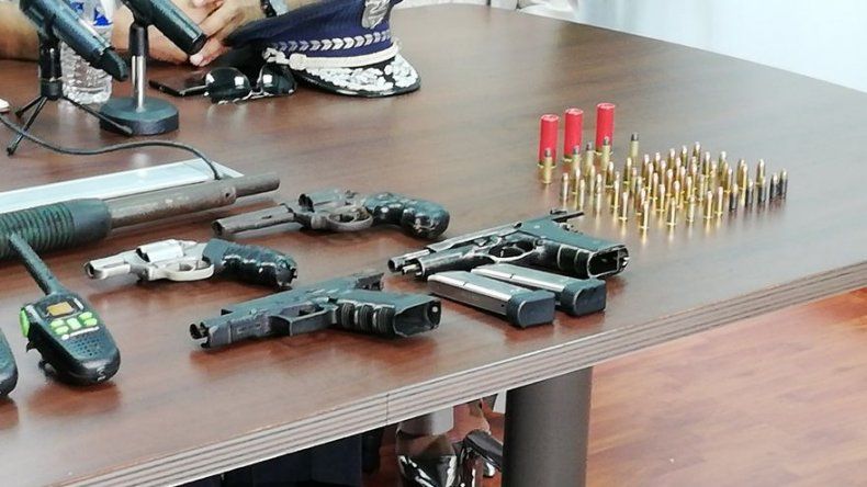 Miembros de pandilla que operaba en El Tecal entregan armas y municiones