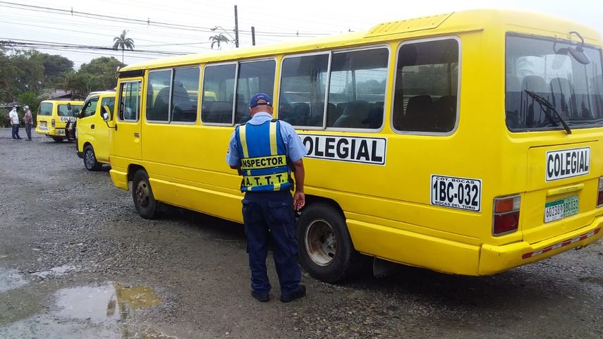Inspección de buses colegiales en la provincia de Bocas del Toro.