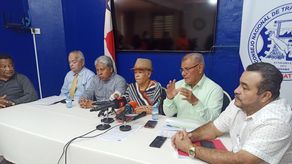 Miembros del Consejo Nacional de Trabajadores Organizados (Conato) en conferencia de prensa.