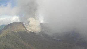 Volcán Turrialba mantiene emanaciones moderadas de ceniza en Costa Rica