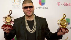 Farruko es acusado de esconder $52.000 en zapatos y equipaje