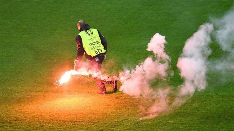 Aficionados turcos lanzan bengalas durante el Turquía-República Checa