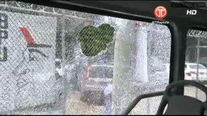 Estudiantes del Artes y Oficios rompen ventanas de varios Metro Bus