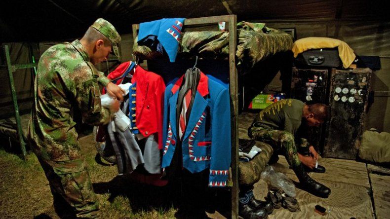 Militares en Colombia cambian el arte de la guerra por la magia del circo