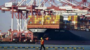 China ralentiza crecimiento económico ante pugna con EEUU