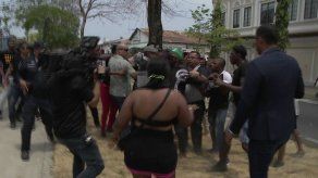 Protesta en Colón termina en empujones y forcejeos con director de la Policía Protesta en Colón termina en empujones y forcejeos con director de la Policía