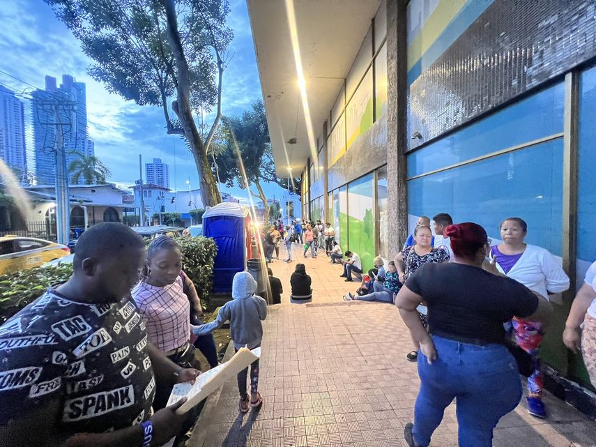 Algunos de los asistentes señalaron que llegaron al edificio Hatillo desde la tarde del martes 11 de octubre y durmieron en el lugar.