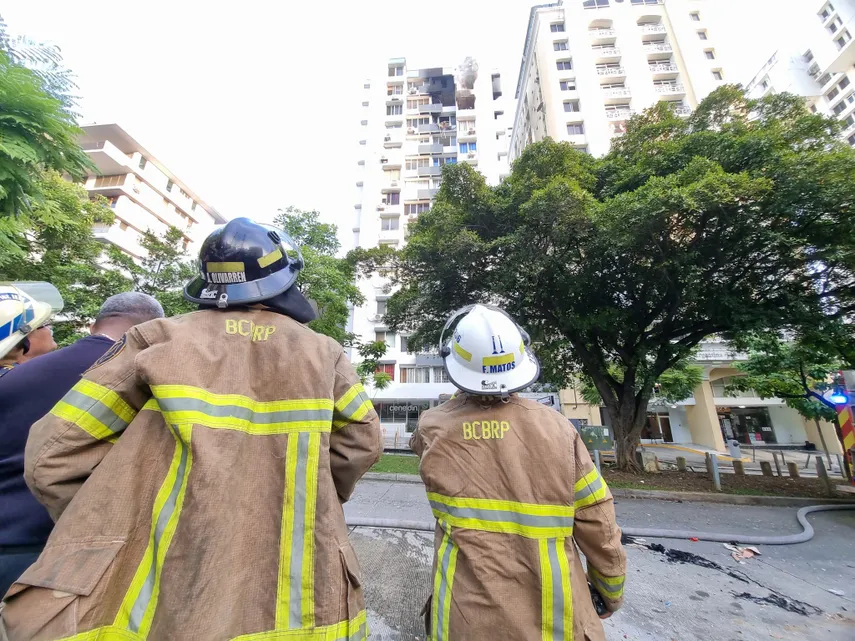 Vista desde un punto bajo del edificio incendiado en vía Argentina