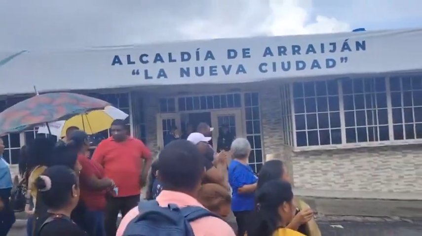 Exfuncionarios de la Alcaldía de Arraiján protestan para exigir el pago de sus prestaciones.