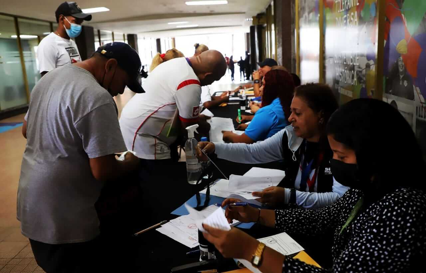 Entrega de Formularios para la venta de alimentos en las rutas de desfiles patrios.