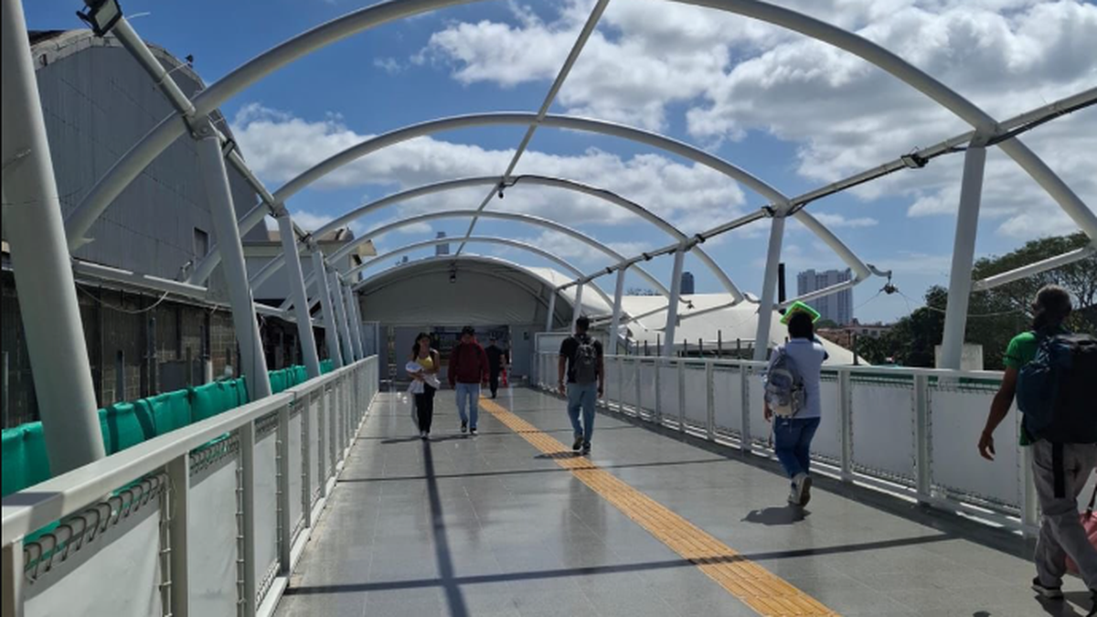 Fuertes vientos desprenden lona en pasarela&nbsp;