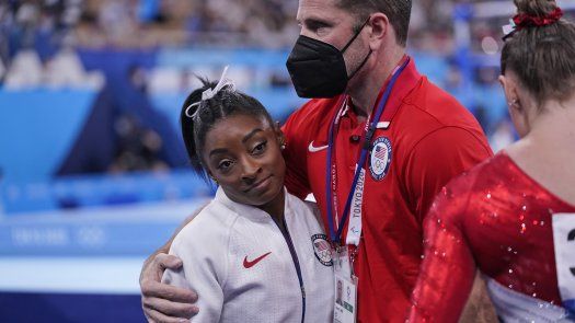 a campeona olímpica de 2016, Simone Biles.