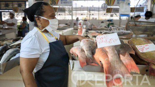 Ni el coronavirus detiene la actividad en el Mercado del Marisco en Semana Santa