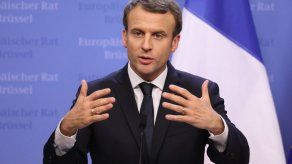 El presidente Macron sopla las 40 velas en una antigua hacienda real