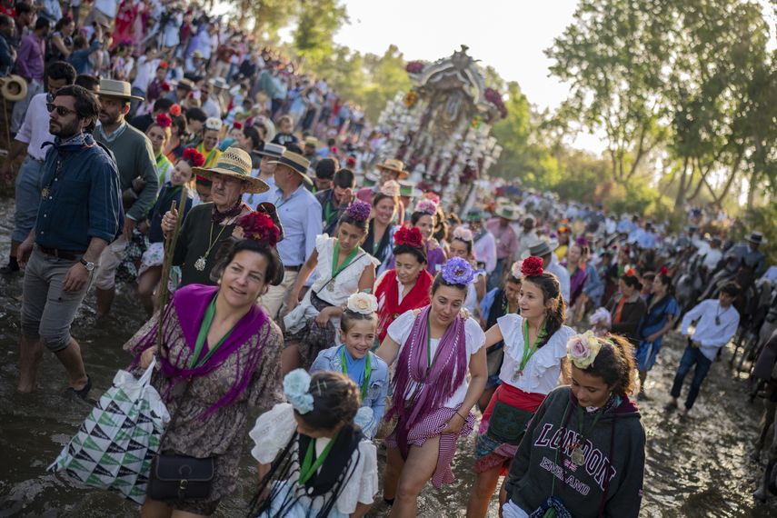 España: Tras dos años, los peregrinos regresan al Rocío