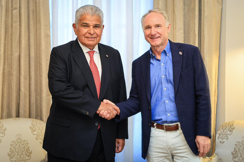 Presidente Mulino recibe a Dan Brown en Panamá