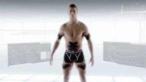 Cristiano Ronaldo luce abdominales en Japón