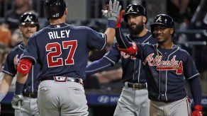 Riley y Donaldson pegan jonrones de 3 carreras; Bravos ganan