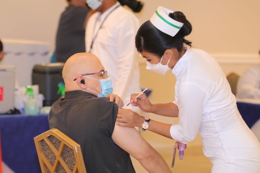 Personal del Minsa aplica dosis de la vacuna contra covid-19