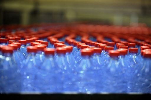 Un pueblo de EEUU prohíbe vender agua en botellas de plástico