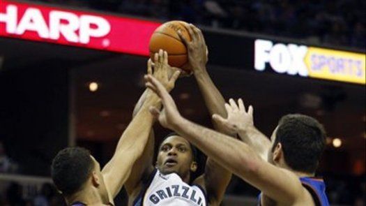 Rudy Gay luce a la ofensiva ante Knicks