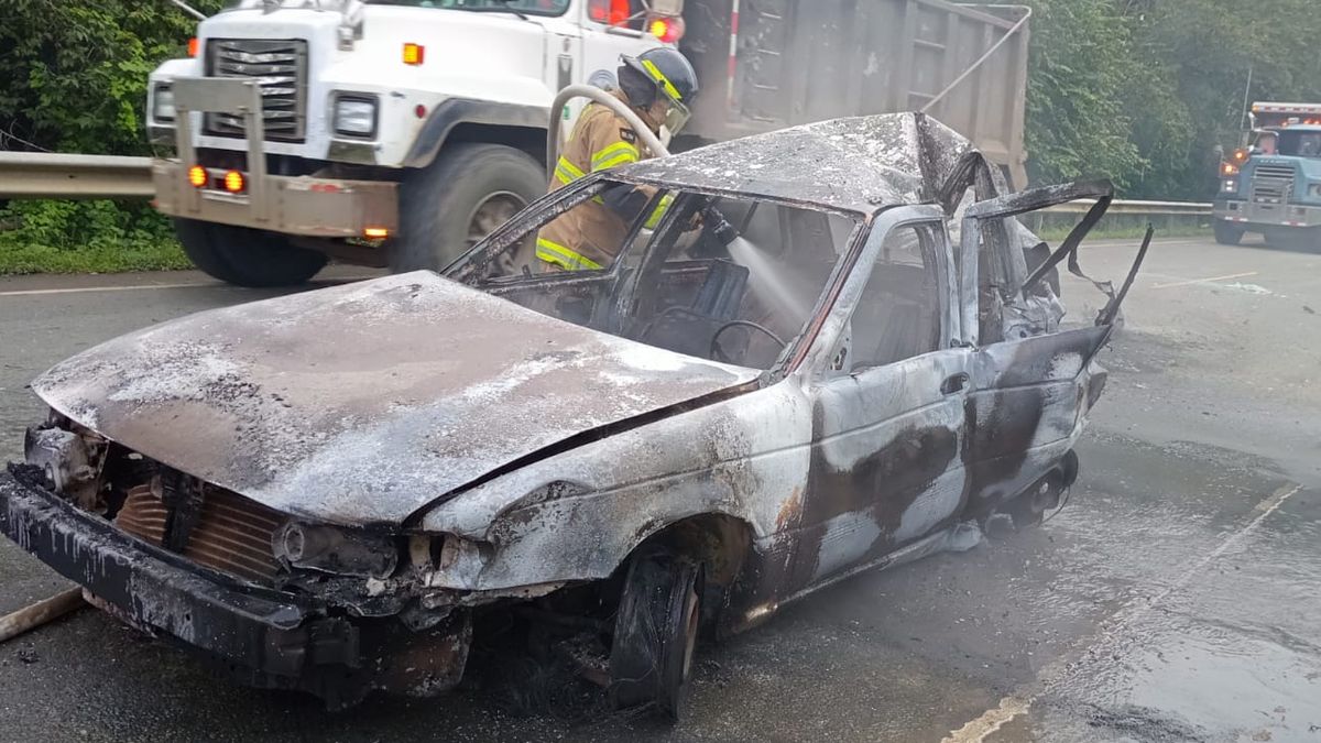 Auto se incendia tras colisión con bus en Pueblo Nuevo Auto se incendia tras colisión con bus en Pueblo Nuevo
