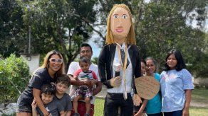 Nicolle Ferguson queda sorprendida al verse convertida en muñeco de Año Viejo