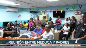 Grupo de estudiantes de la Escuela María Henríquez sin aulas para recibir clases