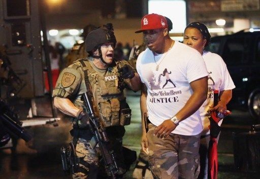 Missouri: Policía y manifestantes chocan de nuevo