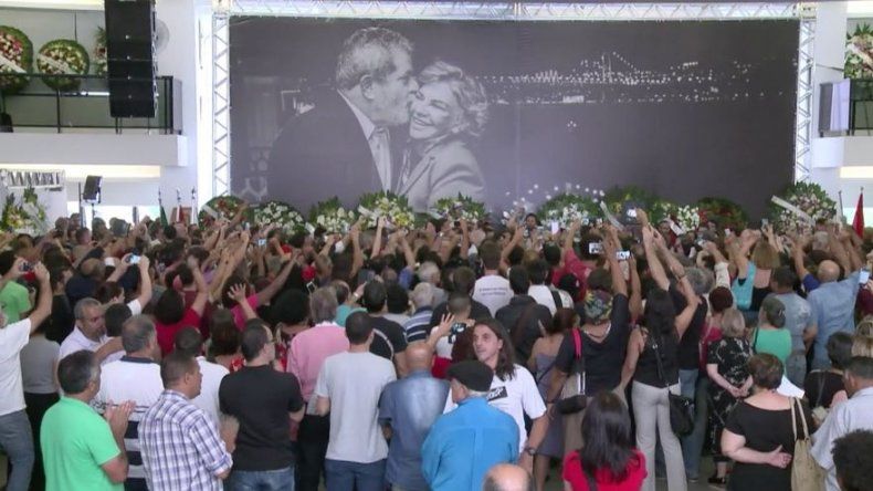 Expresidente Lula vela a su esposa acompañado de ciudadanos e izquierda brasileña
