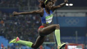 Caterine Ibargüen recibe homenaje de Santos por sus logros deportivos