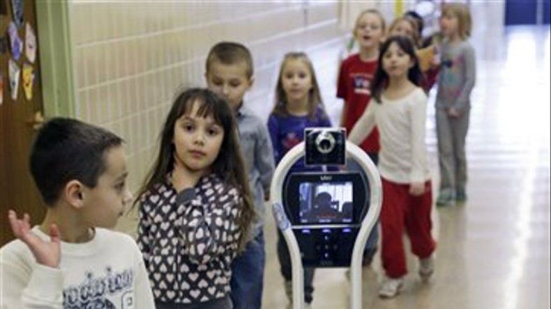 Un robot va a clases en vez de un niño enfermo