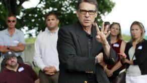 Perry: Usará dinero de campaña para defenderse