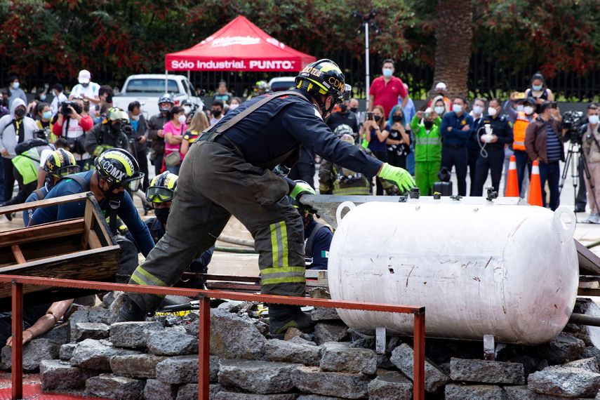 Integrantes del cuerpo de Bomberos de México participan en un simulacro de sismo.