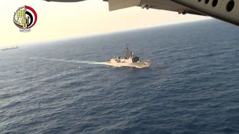 Encuentran un resto humano entre las piezas del avión de Egyptair siniestrado