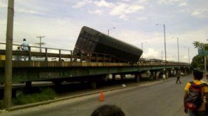 Grúa procedió a remover camión en puente de San Miguelito