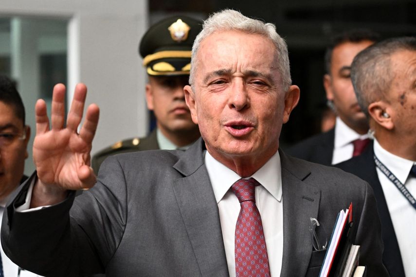 Justicia de Colombia ordena libertad a expresidente Álvaro Uribe.