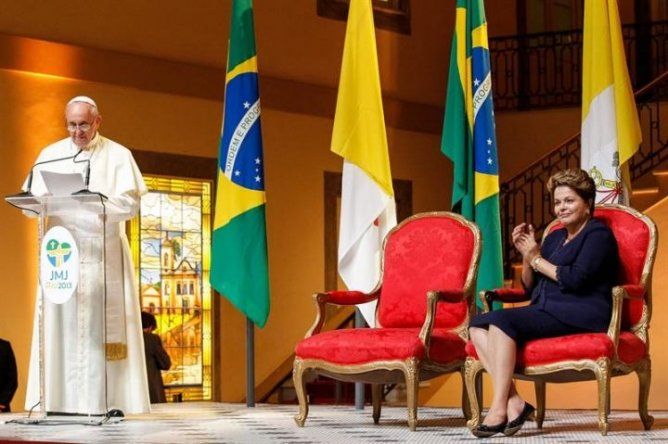 Entre protestas y ovaciones el Papa llega a Brasil